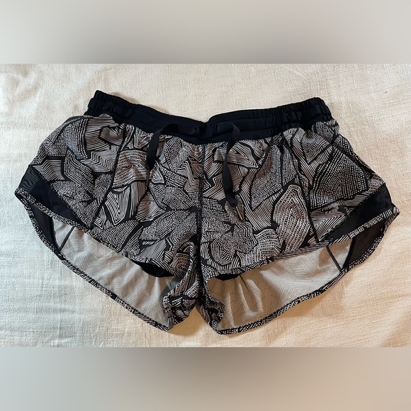 lululemon athletica Pants - Lululemon Hotty Hot 2" Running Shorts Womens Dottie Tribe White Black Sz 10